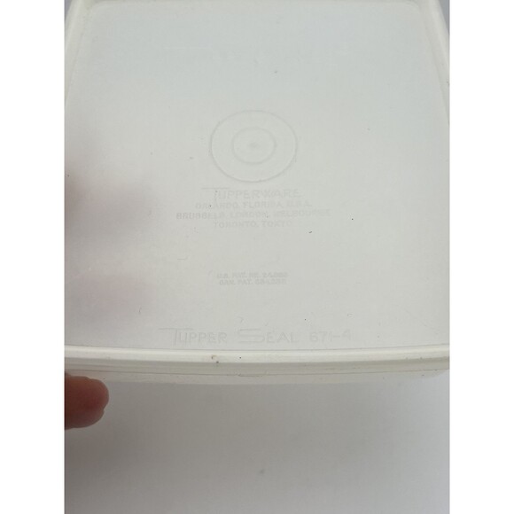 Vintage Tupperware White Sandwich Keeper Storage Container #670-1  #671-4 USA - Picture 2 of 4